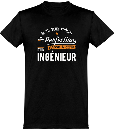  T shirt homme passe à côté d'un ingénieur